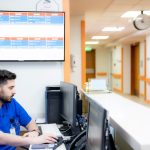 خلف أبواب ردهات الرقود: متابعة مستمرة لحالات المرضى بجهود الكوادر الطبية والتمريضية