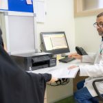 اخصائي طب وجراحة العظام الدكتور عبد الكريم قاسم اثناء استقباله المراجعين