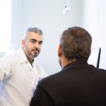 أخصائي طب وجراحة العيون د. حذيفة سامي العبايجي أثناء استقباله المراجعين