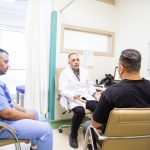 أخصائي طب وجراحة المسالك البولية د. عدي مجيد نصار اثناء استقباله المراجعين
