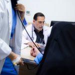 استشاري طب الأمراض الباطنية والقلبية د. هادي هلال اثناء استقباله المراجعين