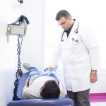 أخصائي الباطنية وأمراض الكلى للبالغين د. عباس فاضل الشلاه أثناء إستقبال المراجعين