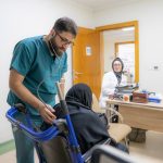 أخصائي طب القلب التداخلي والعلاج القسطاري د. حسين الكردي (لبنان) اثناء استقباله المراجعين