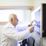 أخصائي طب الجملة العصبية الدكتور عبد الرزاق العصفور أثناء إستقباله المراجعين