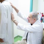 أخصائي جراحة العمود الفقري الدكتور إسحاق لطوف (لبنان) أثناء إستقباله المراجعين