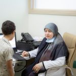 أخصائية طب الأطفال الدكتورة أشواق العمار اثناء استقبال المراجعين
