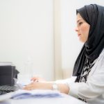 أخصائية النسائية والتوليد د. زهراء ناظم السعدي أثناء استقبال المراجعين