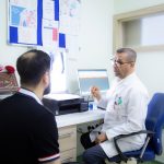 اخصائي طب وجراحة العظام الدكتور عبد الكريم قاسم اثناء استقباله المراجعين