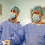 د. رياض رشيد في صالة عمليات مستشفى الإمام الحجة (عج) الخيري: حيث تتحول المهارة الجراحية إلى فن من الدقة والإبداع