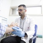 داء النقرس في مراحله المتقدمة: حالة مرضية معقدة تُكتشف ضمن العيادات المجانية في مستشفى الإمام الحجة (عج) الخيري
