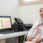 أخصائية طب الأطفال الدكتورة حوراء سامي الصليخي أثناء إستقبال المراجعين