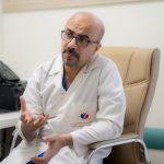 أخصائي طب الأطفال وحديثي الولادة د. مهيمن عبد الملك الكعبي أثناء استقباله المراجعين