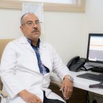 أخصائي طب وجراحة المسالك البولية الدكتور حيدر عبد كاطع أثناء استقباله المراجعين