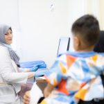 الدكتورة نور جاسم أثناء إستقبال المراجعين في استشارية طب العيون