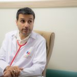 أخصائي طب الأطفال د. علي ظاهر حبيب أثناء إستقباله المراجعين