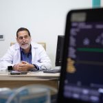 استشاري طب الأمراض الباطنية والقلبية الدكتور هادي هلال أثناء إستقباله المراجعين