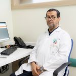 اخصائي طب وجراحة العظام الدكتور عبد الكريم قاسم اثناء استقباله المراجعين
